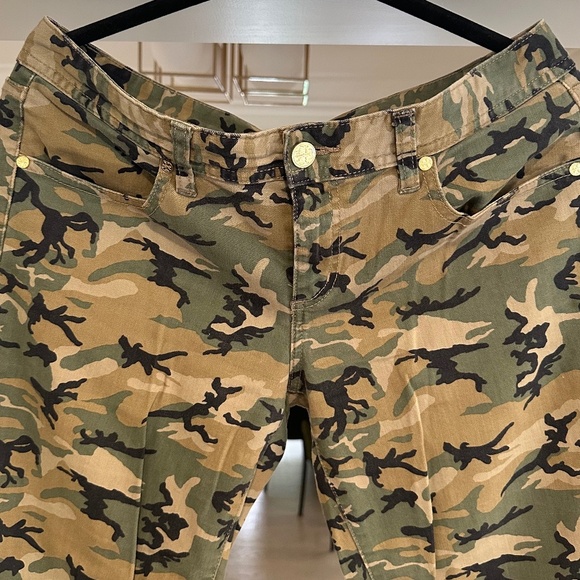 Tory Burch Camouflage Print Skinny Jeans - Size 30. - Picture 3 of 14